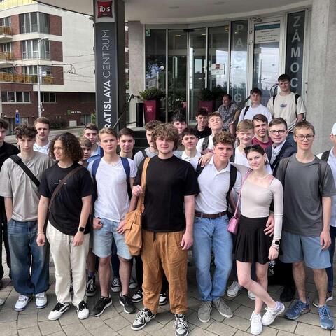 První den - jde se do práce.