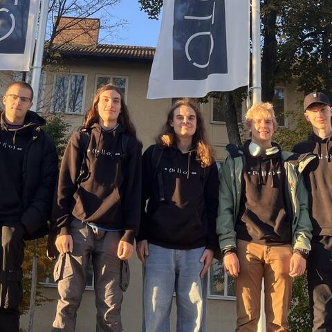 Pětice studentů před Ostbayerish Technische Hochschule im Regensburg na Erasmu