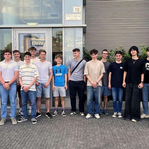 Skupinka pro Wezeo - fotka měla být taková Black&White ale nakonec ta trička nějak nevyšla.