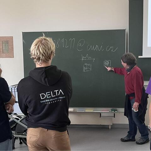 Stefanie Vogl - profesorka umělé inteligence a kvantitaivních metod Fakulty informatiky a matematiky vysvětluje studentům princip fungování konvolučních sítí.