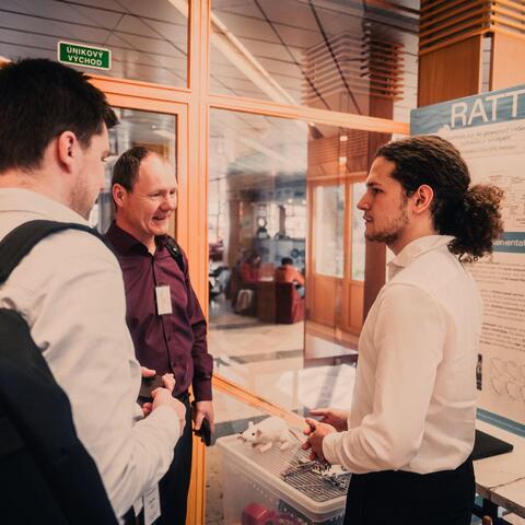 Diego Portillo představuje projekt řediteli pardubické pobočky Unicorn Karlu Schejbalovi.