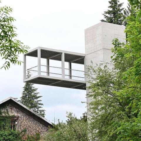 Lávka přes hlavní silniční tah Litomyšlí získala několik architektonických cen. Je zakončen vyhlídkou na nábřeží Loučné.