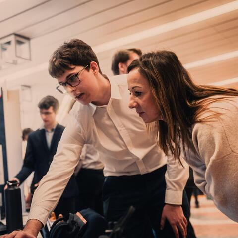 Filip Semrád představuje svůj projekt tiskové mluvčí Elekráren Opatovice Haně Počtové.