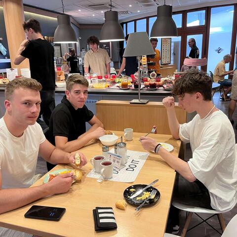 V hotelu jsou každé ráno luxusní snídaně.