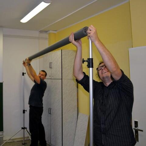 Nekonečné pozadí. Buď stoupnout na špičky nebo si stačí stáhnout ten teleskopický stojan. :-)