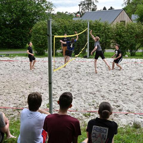 V kempu došlo i na turnaj ve volejbálku. Jojo, volejbal je těžký sport. :-)