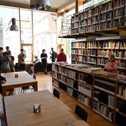 Studenti navštívili i Restaurátorskou fakultu Univerzity Pardubice, která sídlí v Litomyšli. - Tohle je jejich nová knihovna.