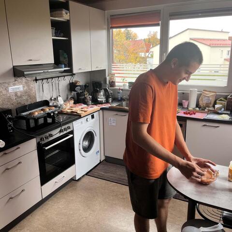 Stas připravuje hamburgery.