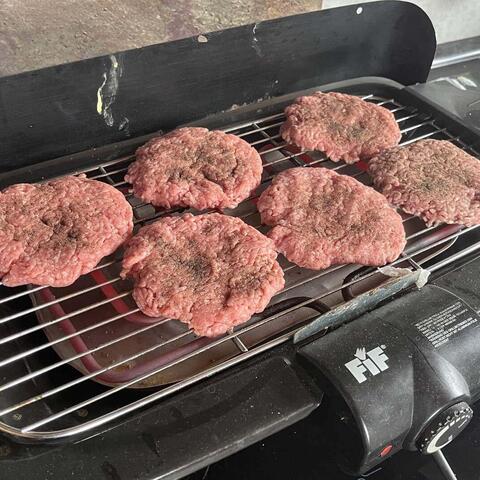 Když jsme hamburgery grilovali, 2x jsme zpusitli kouřový hlásič.