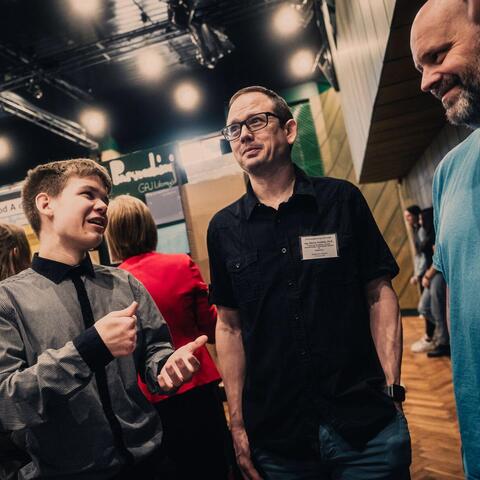 Tomáš Kalhous představuje projekt Menuroo zástupcům katedry Informatiky na UPce FEI.