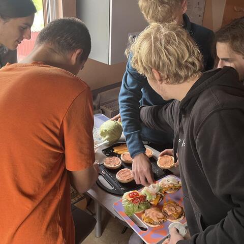 Každý si zdobí svůj hamburger.