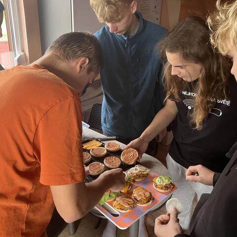 A další bitva o Stasovi hamburgery.