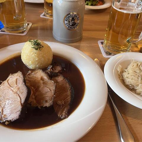 Pod hradem v místní hospůdce jsme poobědvali. Doporučili nám bavorskou specialitu - byla to místní variace na knedlo vepřo zelo. :-) Ale bylo vážně dobré.