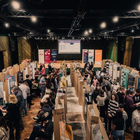 Soutěže se zúčastnilo přes 130 účastníků s 91 projektem.