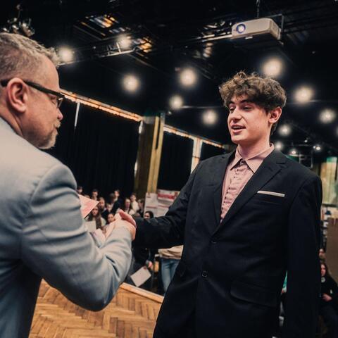 Diplom Ondřeji Kučerovi předává radní pro školství Pardubického kraje Josef Kozel.