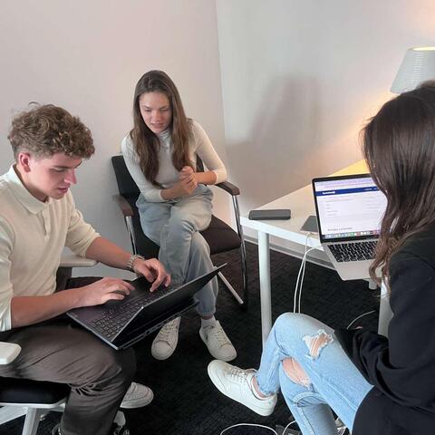 Praxe ve Wezeo - Mára obhajuje návrh svého scénáře videoklipu před dvěma kolegyněmi.