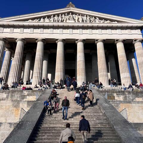 Walhalla - stavba z 19. století v antickém stylu. Místo s překrásným výhledem a také místňáky oblíbené stanoviště pro pořádání pikniků.