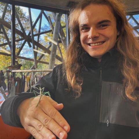 Honza se strašilkou v centru pro pozorování ptáků.