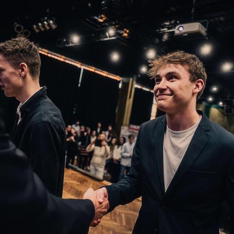 Předávání diplomu: Vilém Pešek s Patrikem Stohanzlem za svů projekt Socigy získali 1. cenu v kategorii Technické a inženýrské vědy.