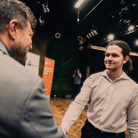 Cenu za celkové 2. místo v kategorii Formální a IT vědy přebírá od předsedy pardubické krajského hospodářské komory Tomáše Dytrta Diego Alejandro Portillo Abad.