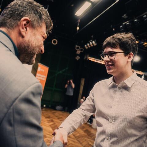 A celkovým vítězem v kategorii Formální a IT vědy se stává Filip Semrád. Cenu přebírápřebírá od předsedy pardubické krajského hospodářské komory Tomáše Dytrta.