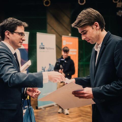 Dalším oceněným královéhradeckou univerzitou se stal Matouš Volf. Získal cenu děkana Fakulty informatiky a managementu.