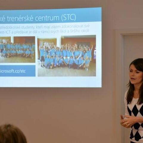 Nejprve představila zapojení Microsoftu Šárka Vostárková.