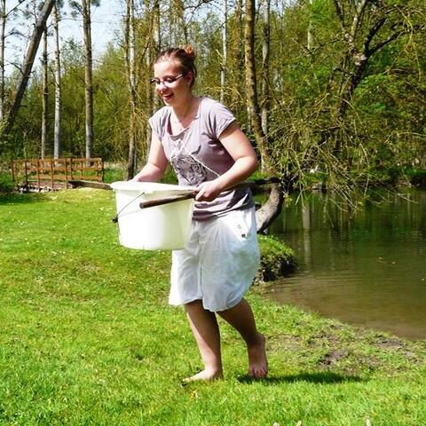 Lucka s kyblíkem. Když vidím ty palečky, tak nevím, jestli Lucka tak trošku nepodvádí. :-)