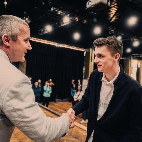 Předseda ústřední poroty Středoškolské odborné činnosti prof. Ing. Jiří Bureš, Ph.D. uděluje Patriku Stohanzlovi právo představit svůj projekt na celostátní kolo SOČ. do Teplic