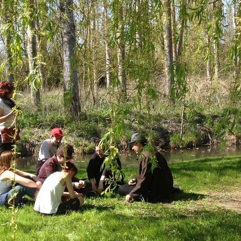 Lov mrchožroutů skončil malým piknikem na ostrůvku pod smuteční vrbou.