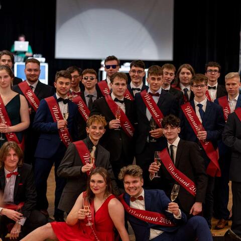 Skupinovka maturantů ze 4.A. Dobře si prohlédněte dívku v červených šatech. :-)