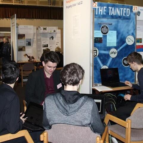 Programátoři The Tainted dotahují, co nestihli předešlou noc.