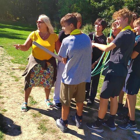 Trenérka rozebírá taktiku před bitvou