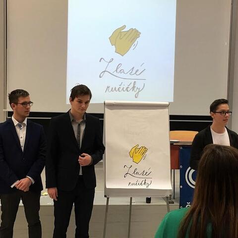 Tým Pirátů s logem své značky kvality "Zlaté ručičky"