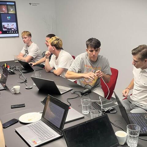 Statusový míting v Kempelenově Inštitútu Inteligentných Technológií, kde klukům nabídli i další spolupráci formou vedení maturitních projektů a diplomové práce.