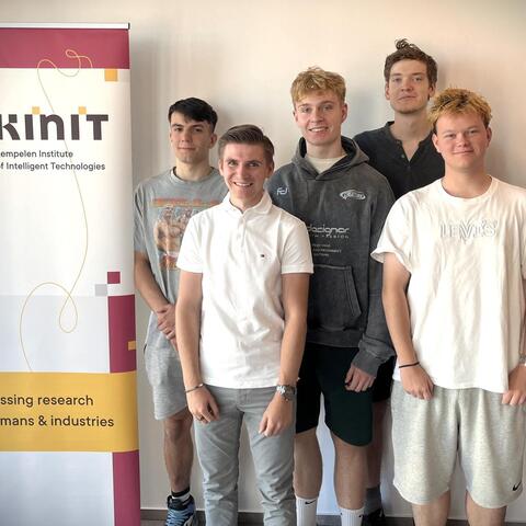 Skupinka studentů v KInITu na měsíčních stážích v Bratislavě. A pan učitel Martin Zeman na stínování - novinky přinese do výuky na DELTu.