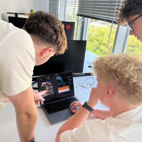 Naši grafici na měsíčních stážích Erasmus v bratislavské IT firmě Wezeo.