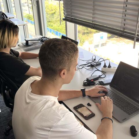 Studenti na měsíčních stážích Erasmus v bratislavské IT firmě Wezeo.