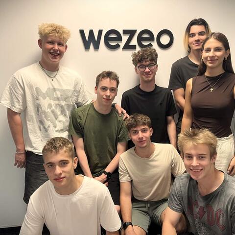 Studenti na měsíčních stážích Erasmus v bratislavské IT firmě Wezeo - skupinovka.