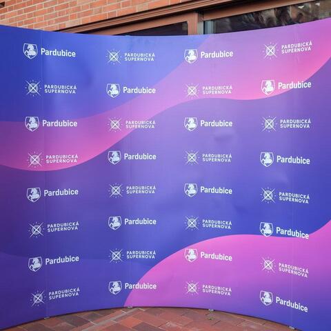 Zde se fotí oceněvaný Petr Švestka - který tu ale není