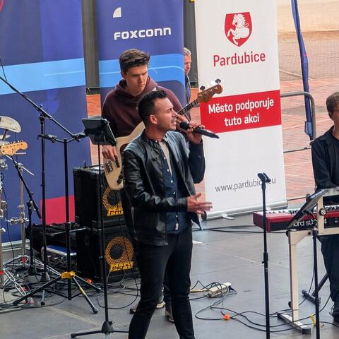 Kapela Kuby Kubína a za klávesami Vláďa Slavíček