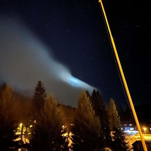 Noční romantika. Kolem měsíce se vytvořilo krásné haló. (A ne, nebyla to rolba. :-))