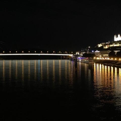 Noční Bratislava - vlevo vyhlídková kavárna Uffo a vpravo Bratislavský hrad