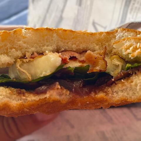 Neuvěřitelná laskominka: grilovaný kozí sýr, s vyprážanou slaninkou, cibulové chutney, troška salátku. Vše v hamburgrové housce.