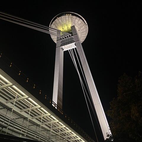 Bratislavská vyhlídková kavárna Uffo - noční detail.