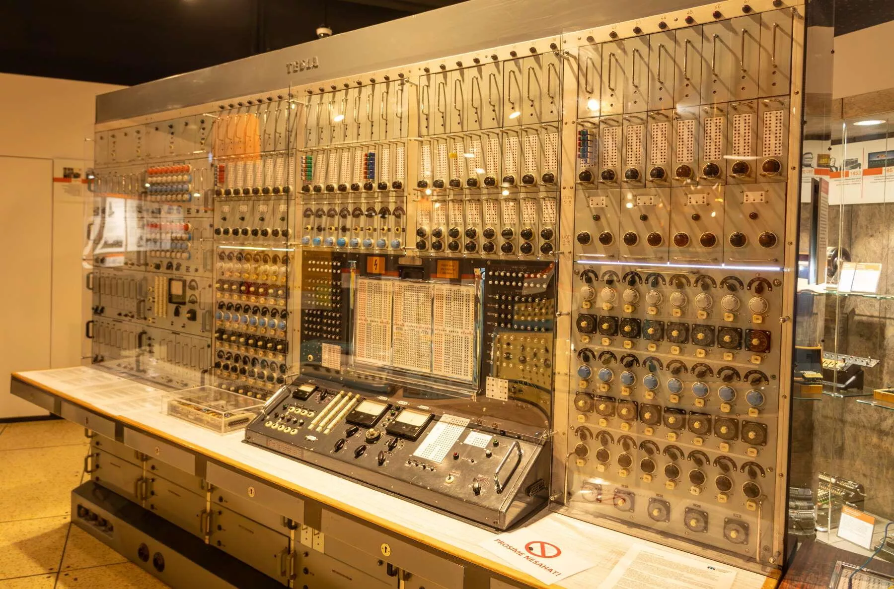 Sálový počítač TESLA. I když si tenhle článek prohlížíte na mobilním telefonu, držíte v ruce větší výkon, než měla TESLA.