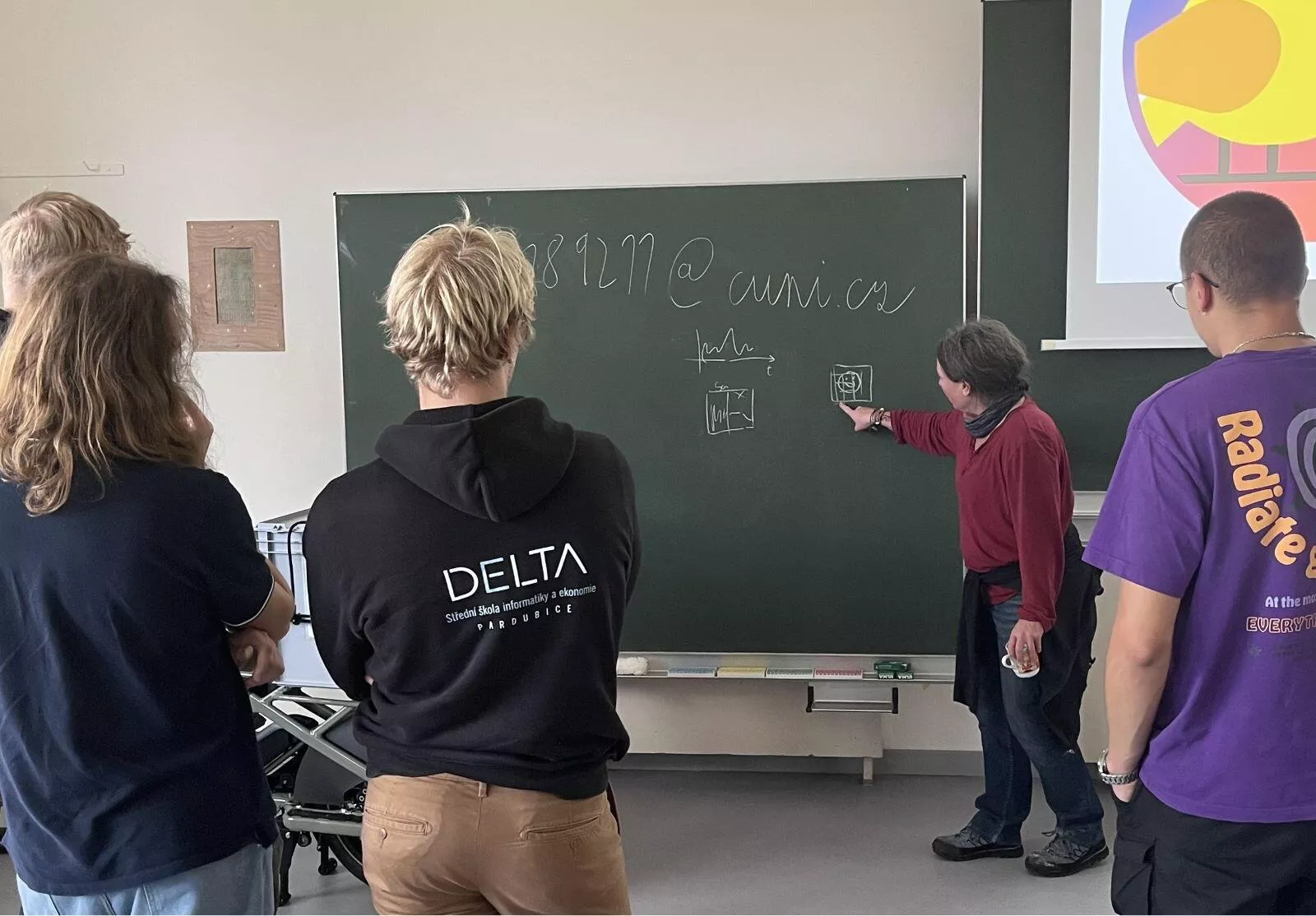 Stefanie vysvětluje našim studentům principy konvolučních sítí