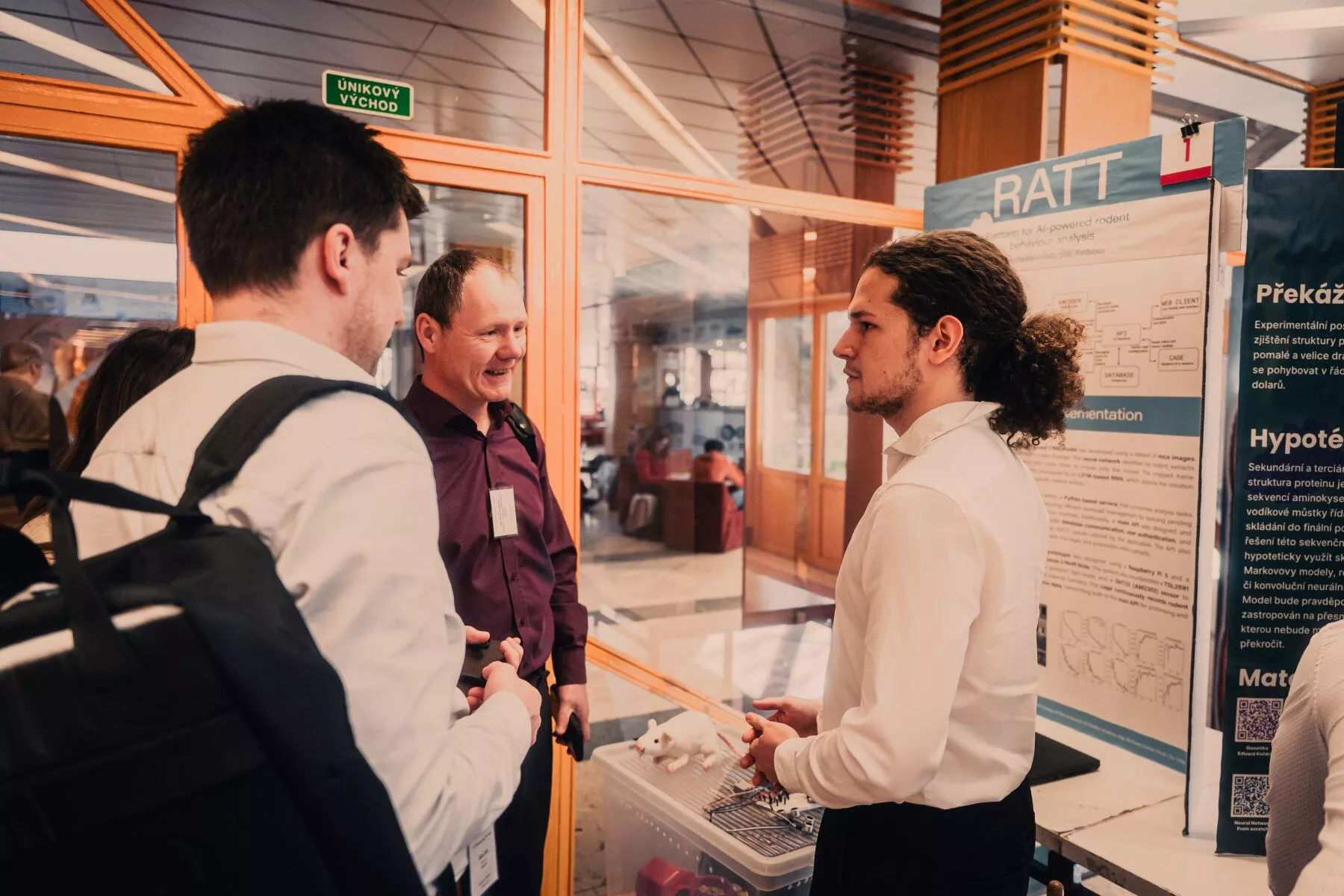 Diego představuje svůj projekt řediteli pardubické pobočky Unicorn Karlu Schejbalovi.