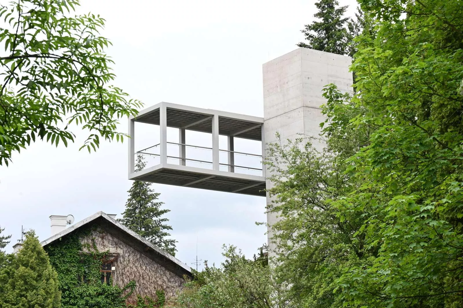Nově zbudovaná lávka přes hlavní tah Litomyšlí získala několik architektonických cen. Lávka je zakončená vyhlídkou na nábřeží Loučné.