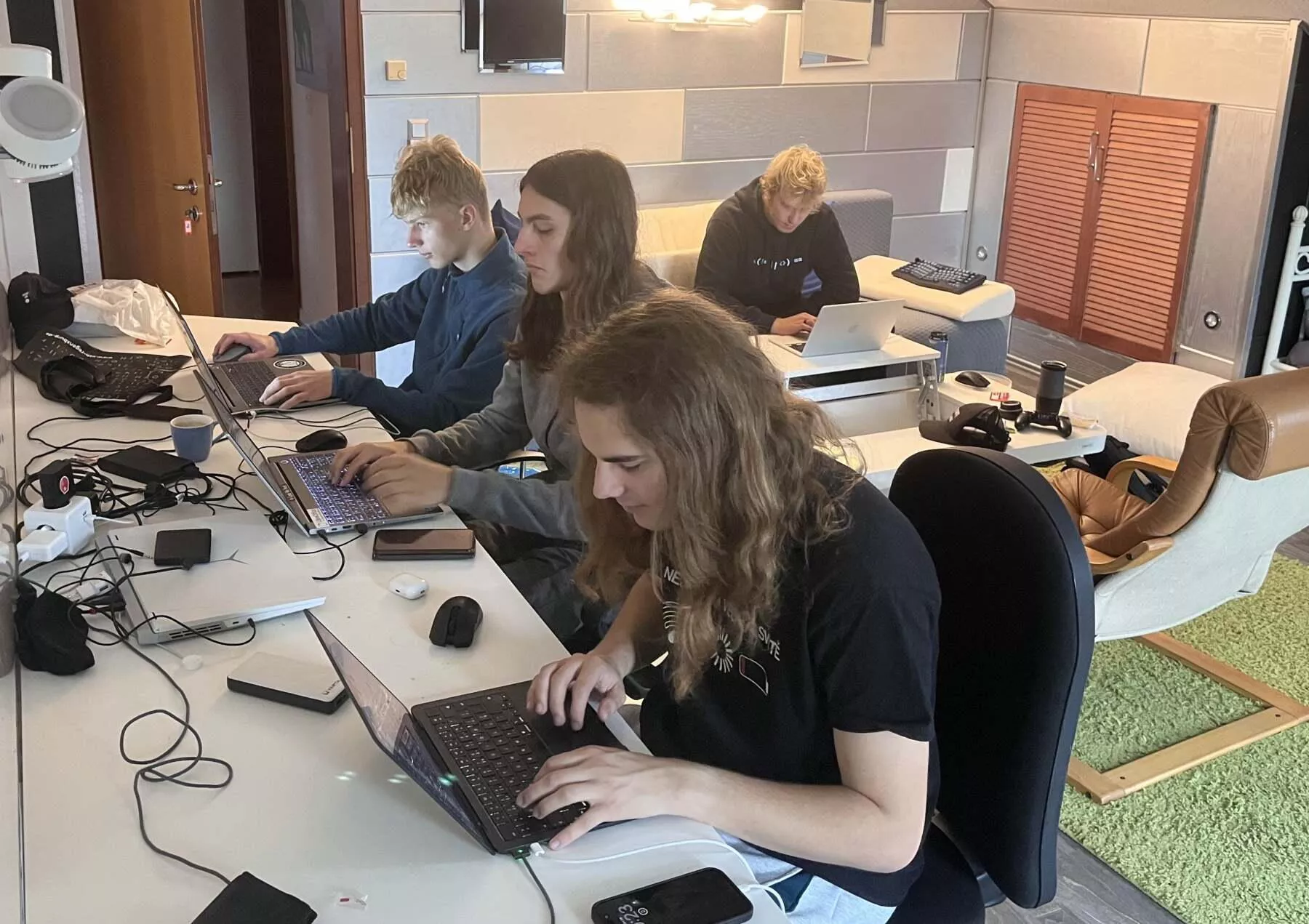 Mládežníci programují od rána až do večera.